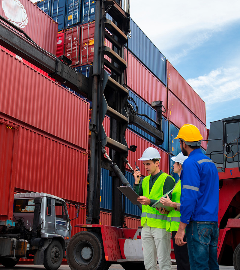 foreman-engineer-man-control-loading-containers-bo-P7CHKC6a.jpg